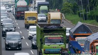 Truk barang melintas di ruas Tol JORR, Jakarta, Senin (8/12/2025). Pemerintah kembali membatasi operasional angkutan barang selama Nataru 2025–2026 untuk mengurai kemacetan di jalur tol dan non-tol.
