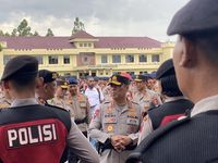 Brimob Polda Jatim Gelar Operasi Kemanusiaan Bantu Korban Terdampak Erupsi Semeru