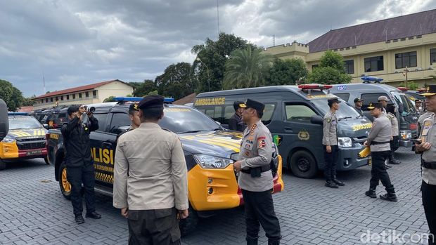 Wakapolri Komjen Dedi Prasetyo mengecek kesiapan pemberangkatan pasukan penanggulangan bencana Sumatera. Sebanyak 638 personel Polri diberangkatkan. (Devi P/detikcom)