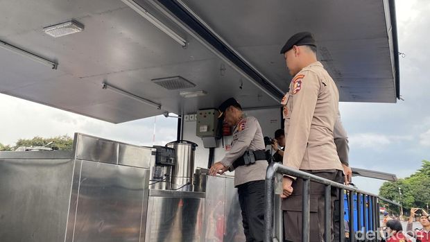 Wakapolri Komjen Dedi Prasetyo mengecek kesiapan pemberangkatan pasukan penanggulangan bencana Sumatera. Sebanyak 638 personel Polri diberangkatkan. (Devi P/detikcom)