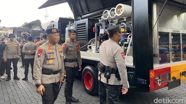 Wakapolri Komjen Dedi Prasetyo mengecek kesiapan pemberangkatan pasukan penanggulangan bencana Sumatera. Sebanyak 638 personel Polri diberangkatkan. (Devi P/detikcom)