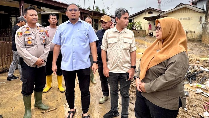 Andre Rosiade Perbaiki Rumah Dinas Personel Polsek Pauh Terdampak Banjir