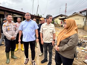Andre Rosiade Perbaiki Rumah Dinas Personel Polsek Pauh Terdampak Banjir