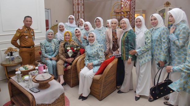 Wali Kota Kendari Siska Karina Imran meminta Dekranasda merancang program yang berkelanjutan untuk memperkuat industri kerajinan lokal. Wali Kota Kendari Siska Karina Imran meminta Dekranasda merancang program yang berkelanjutan untuk memperkuat industri kerajinan lokal.