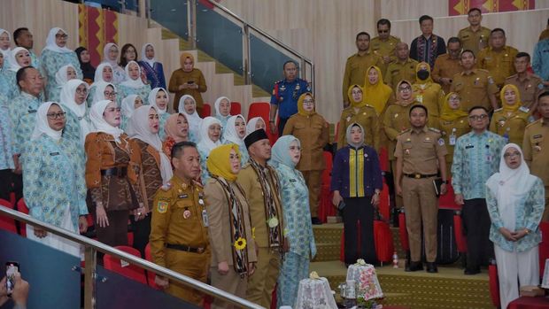 Wali Kota Kendari Siska Karina Imran meminta Dekranasda merancang program yang berkelanjutan untuk memperkuat industri kerajinan lokal. Wali Kota Kendari Siska Karina Imran meminta Dekranasda merancang program yang berkelanjutan untuk memperkuat industri kerajinan lokal.