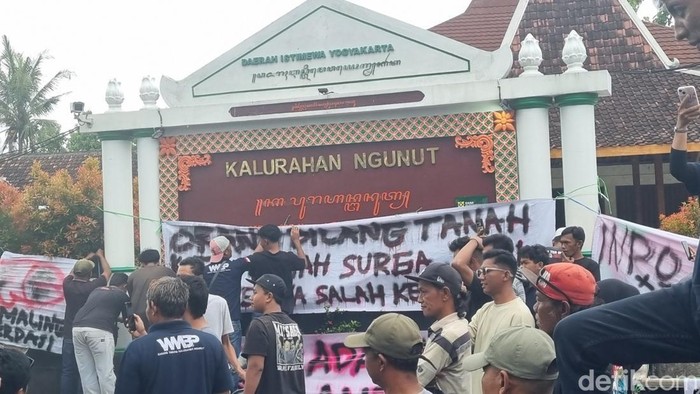 Warga Buka Segel Kantor Kalurahan Ngunut