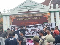 Warga Buka Segel Kantor Kalurahan Ngunut