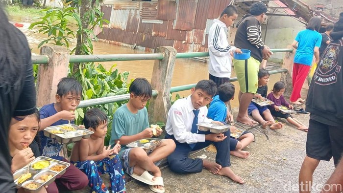 Warga di Desa Rengas Kapuas, Kubu Raya antre mengambil MBG. (Ocsya Ade CP)