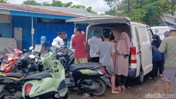 Warga di Desa Rengas Kapuas, Kubu Raya antre mengambil MBG. (Ocsya Ade CP)