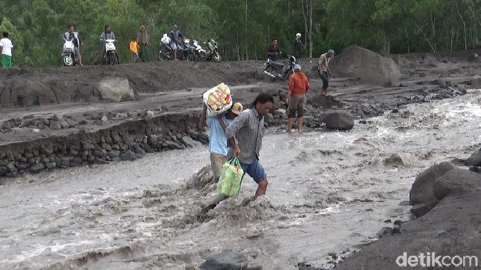 Warga Bertaruh Nyawa Seberangi Derasnya Lahar Semeru demi Selamatkan Harta