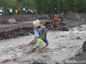 Warga Bertaruh Nyawa Seberangi Derasnya Lahar Semeru demi Selamatkan Harta