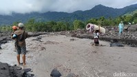 Barang-barang itu dipindahkan ke rumah saudara agar lebih aman dari potensi banjir lahar susulan.