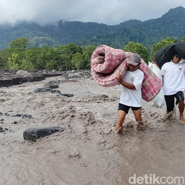 Warga Seberangi Derasnya Lahar Semeru demi Selamatkan Harta