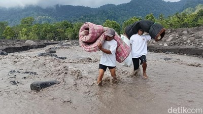 Warga Seberangi Derasnya Lahar Semeru demi Selamatkan Harta