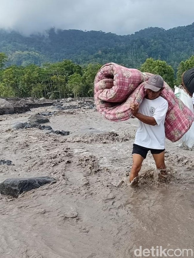 Warga Seberangi Derasnya Lahar Semeru demi Selamatkan Harta