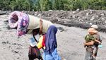 Warga Seberangi Derasnya Lahar Semeru demi Selamatkan Harta