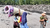 Salah satunya Marnito, warga Jugosari. Ia memindahkan barang-barang di rumahnya ke rumah saudaranya lantaran kediamannya kini tinggal berjarak sekitar 5 meter dari lokasi luapan material banjir lahar Sungai Regoyo.