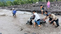 Untuk mengevakuasi barang berharga, warga harus menyeberangi derasnya banjir lahar Gunung Semeru di Sungai Regoyo.