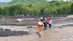 Warga Seberangi Derasnya Lahar Semeru demi Selamatkan Harta