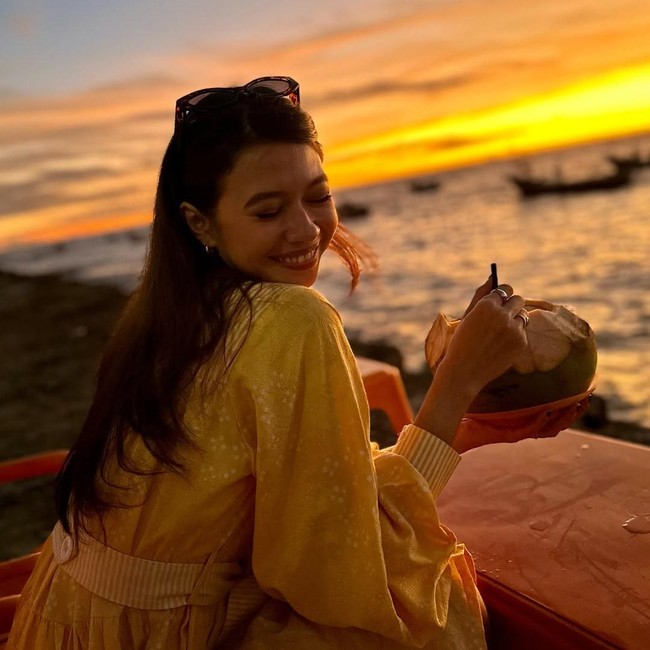 Foto Liburannya Yuki Kato di Bengkulu, Cantik Berlatar Sunset