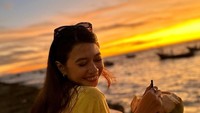 Foto Liburannya Yuki Kato di Bengkulu, Cantik Berlatar Sunset