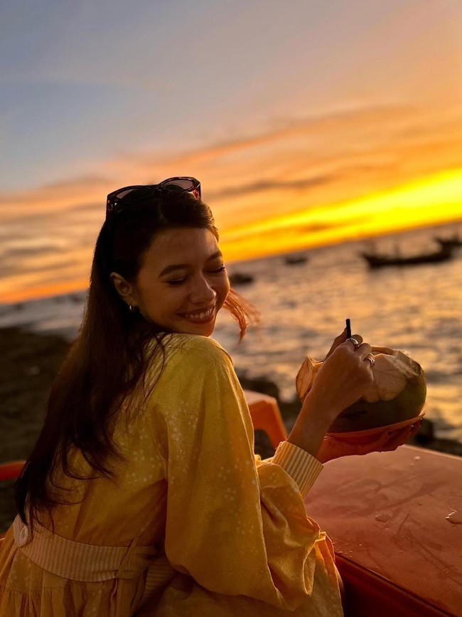 Foto Liburannya Yuki Kato di Bengkulu, Cantik Berlatar Sunset