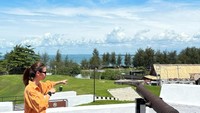 Sekarang Benteng Marlborough menjadi salah satu destinasi wisata sejarah di Bengkulu. Lihat nih gaya Yuki berfoto semari menunjuk salah satu meriam yang masih berdiri kokoh di benteng tersebut. (Instagram/Yuki Kato)