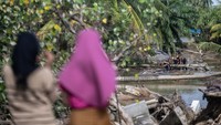 Kerusakan ini membuat akses antarwilayah lumpuh, memperlambat distribusi logistik, serta menghambat tim penyelamat menuju desa-desa yang terisolasi. Dengan ratusan jalan dan jembatan rusak, Aceh kini berada dalam situasi kritis. Banjir besar ini bukan hanya memutus jalur transportasi, tapi juga memecah konektivitas sosial dan ekonomi antarwilayah. ANTARA FOTO/Bayu Pratama S