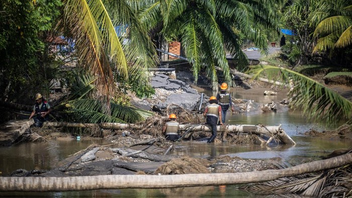 Foto udara jalan yang terputus akibat banjir di Desa Kuala Keureuto, Aceh Utara, Aceh, Senin (8/12/2025). Berdasarkan data sementara Komando Posko Tanggap Darurat Bencana hidrometeorologi Aceh pada Senin (8/12), sebanyak 461 titik jalan dan 332 unit jembatan terdampak bencana alam hidrometeorologi di Provinsi Aceh. ANTARA FOTO/Bayu Pratama S