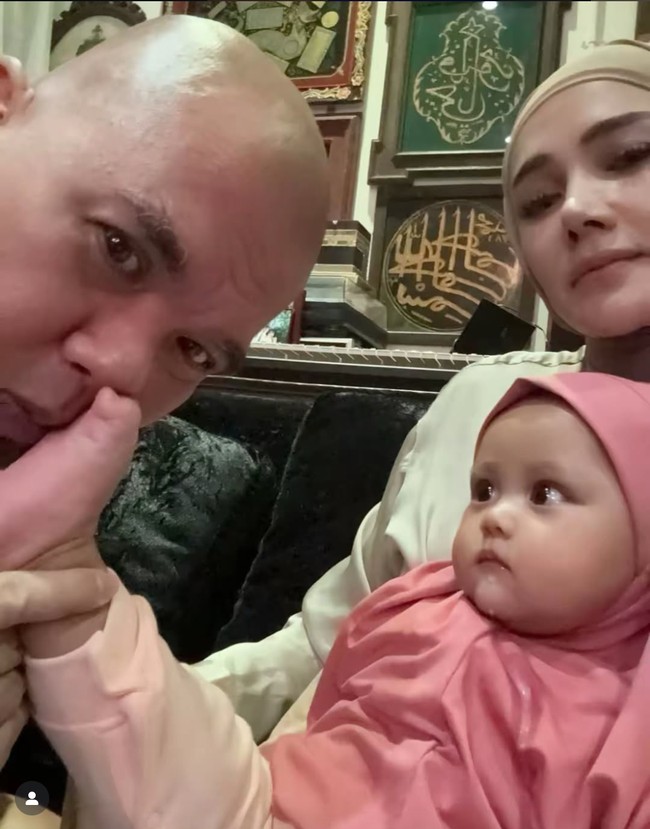 Mulan Jameela dan Ahmad Dhani belum lama ini beberapa kali terlihat membagikan kebersamaannya dengan seorang bayi perempuan. Unggahannya pun langsung jadi sorotan. Foto: Instagram/@mulanjameela1