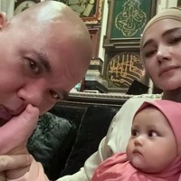 Potret Ahmad Dhani & Mulan Jameela Kembali Momong Bayi, Jadi Sorotan