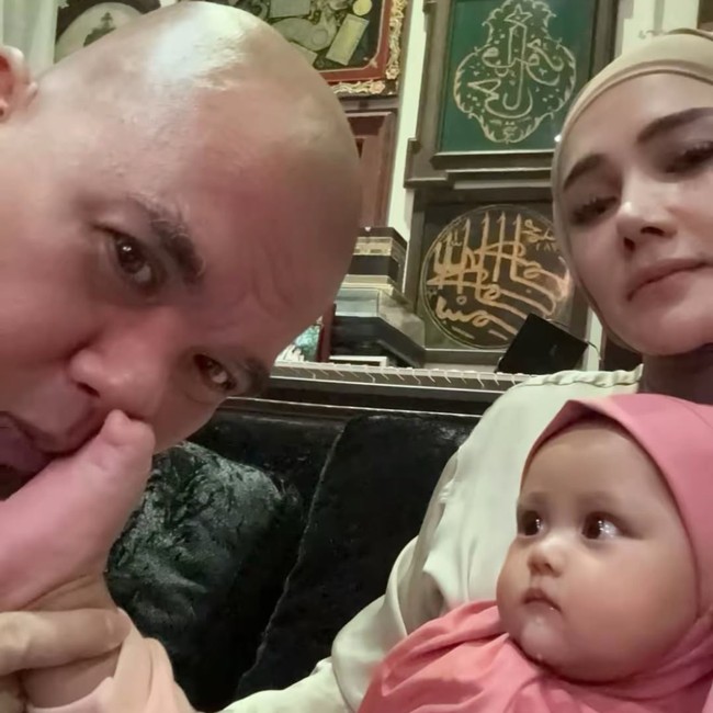 Potret Ahmad Dhani & Mulan Jameela Kembali Momong Bayi, Jadi Sorotan