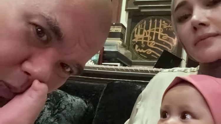 Potret Ahmad Dhani & Mulan Jameela Kembali Momong Bayi, Jadi Sorotan
