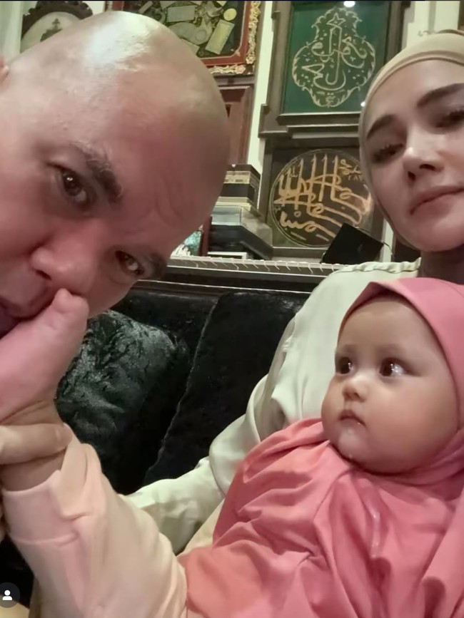 Potret Ahmad Dhani & Mulan Jameela Kembali Momong Bayi, Jadi Sorotan