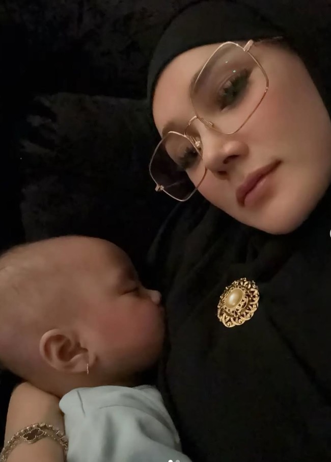 Bayi tersebut rupanya merupakan anak adopsi Mulan dan Ahmad Dhani. Bayi perempuan bernama Siti Aminah itu diadopsi dari panti asuhan di Solo. Foto: Instagram/@mulanjameela1