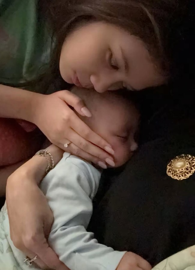 Tak hanya Mulan dan Ahmad Dhani, putri mereka, Safeea, juga tampak menyayanyi bayi kecil tersebut. Foto: Instagram/@mulanjameela1