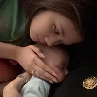 Tak hanya Mulan dan Ahmad Dhani, putri mereka, Safeea, juga tampak menyayanyi bayi kecil tersebut. Foto: Instagram/@mulanjameela1