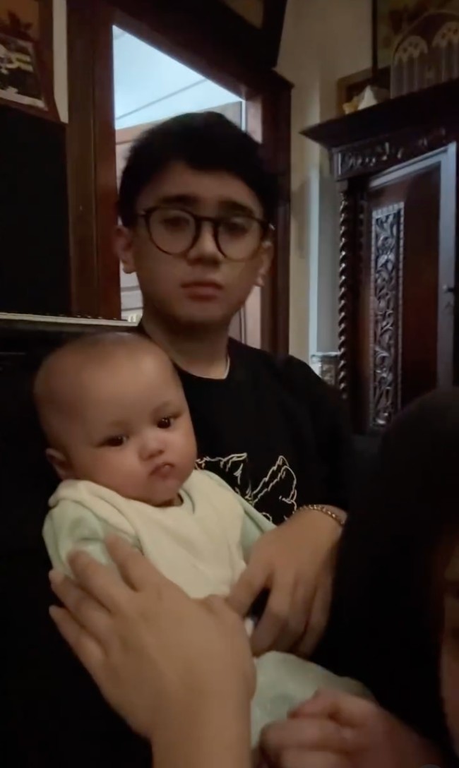 Dalam salah satu unggahan juga terlihat putra Mulan Jameela yang ikut momong sang bayi. Foto: Instagram/@mulanjameela1
