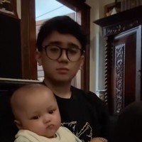 Dalam salah satu unggahan juga terlihat putra Mulan Jameela yang ikut momong sang bayi. Foto: Instagram/@mulanjameela1