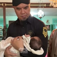 Baru-baru ini Ahmad Dhani juga menggelar acara aqiqah untuk putri adopsinya itu. Acara digelar di Kota Solo, Jawa Tengah. Foto: YouTube/Ahmad Dhani