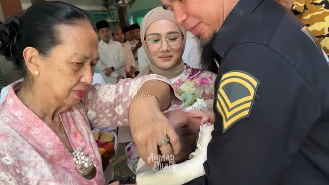 Selama acara, Ahmad Dhani terlihat menggendong putri kecilnya itu. Sementara Mulan setia mendampingi. Foto: YouTube/Ahmad Dhani