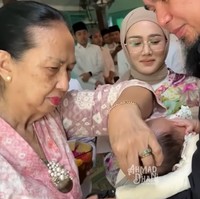 Selama acara, Ahmad Dhani terlihat menggendong putri kecilnya itu. Sementara Mulan setia mendampingi. Foto: YouTube/Ahmad Dhani