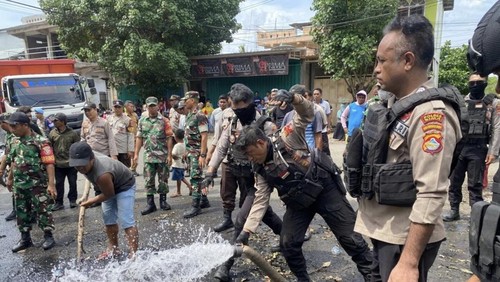 Aksi blokade jalan Bima-Sumbawa di Desa Darussalam, Kecamatan Bolo, Kabupaten Bima, NTB. dibuka oleh aparat Polres Bima, Selasa, (9/12/2025).
