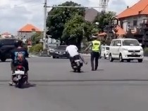 Video Aksi Ugal-ugalan Pemotor di Jalanan Bali, Mabuk-Coba Tendang Polisi