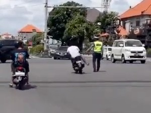 Video Aksi Ugal-ugalan Pemotor di Jalanan Bali, Mabuk-Coba Tendang Polisi