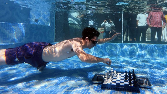 Chess - Grand Masters compete in Diving Chess Competition - Silo Hotel, Cape Town, South Africa - December 4, 2025 General view of competitors during the event REUTERS/Esa Alexander