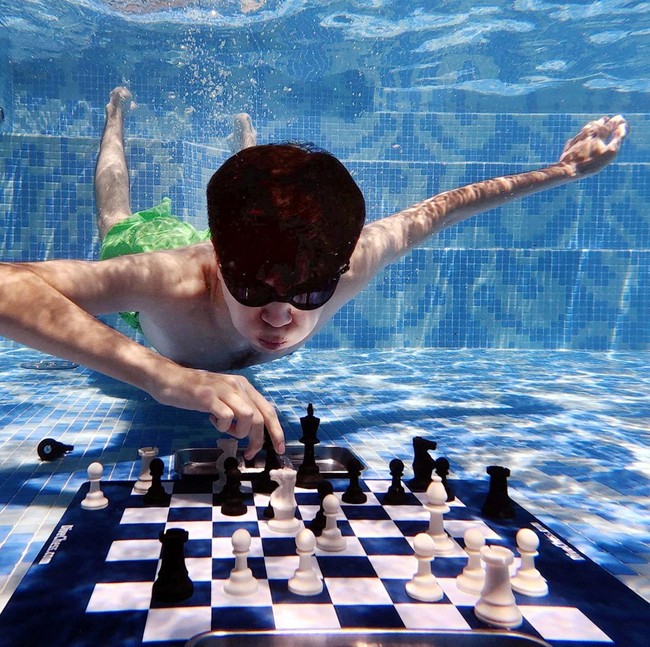 Aksi Unik Main Catur di Dalam Air