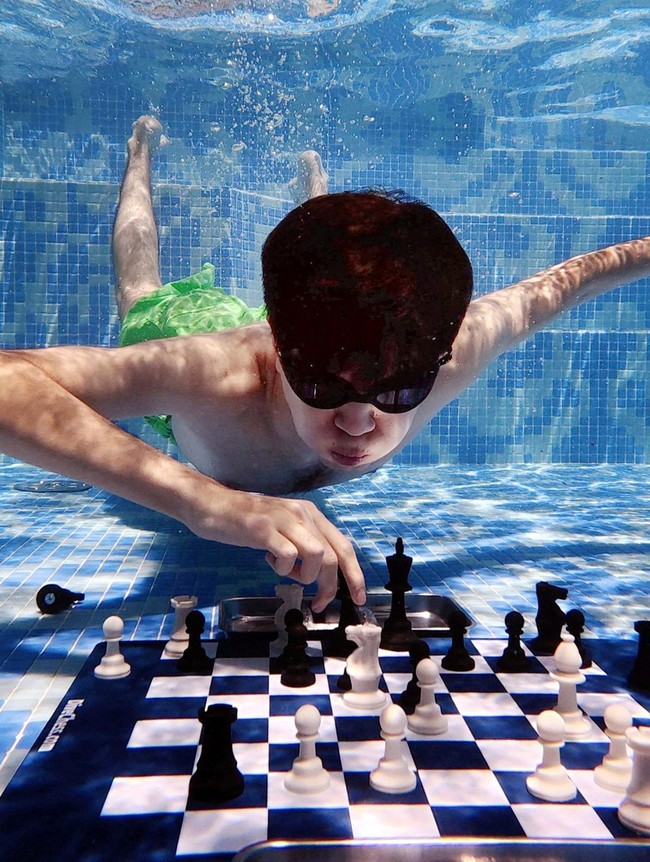 Aksi Unik Main Catur di Dalam Air