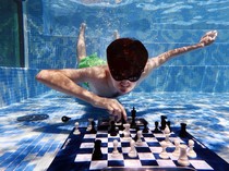 Aksi Unik Main Catur di Dalam Air