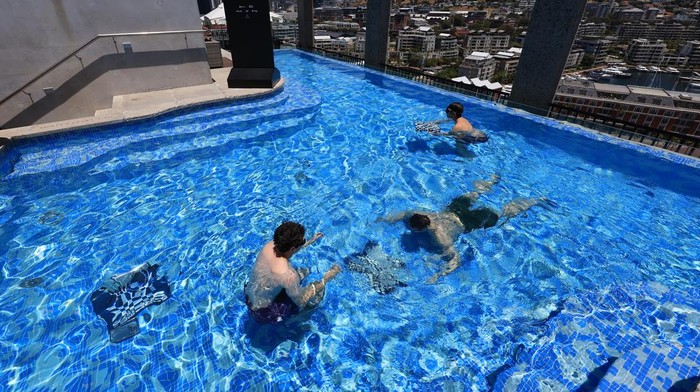 Chess - Grand Masters compete in Diving Chess Competition - Silo Hotel, Cape Town, South Africa - December 4, 2025 General view of competitors during the event REUTERS/Esa Alexander